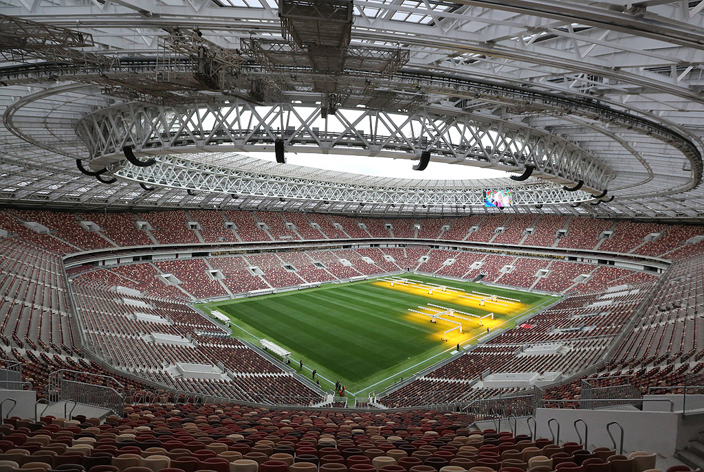 Стадион "Лужники", Москва На легендарния московски стадион "Лужники" ще се играят първият и последният мач от Световното първенство по футбол 2018. На 14 юни на "Лужники" ще бъде открита програмата на първенството, а на 15 юли ще се играе финалът. Комплексът, открит през 1956 и домакин на Лятната Олимпиада през 1980, беше основно ремонтиран. Днес той разполага с 81 000 седящи места.