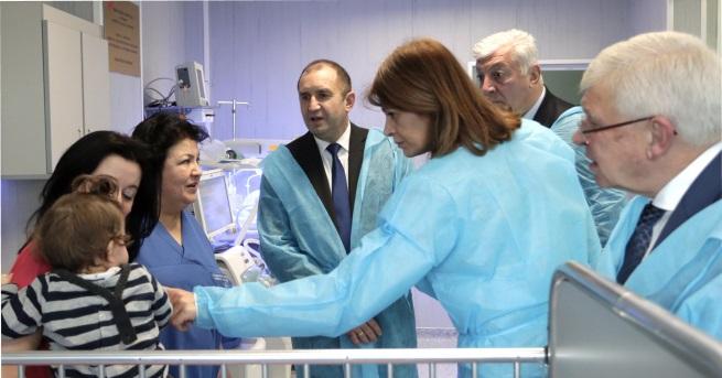 Президентът Румен Радев откри благотворителната инициатива Българската Коледа днес в Университетската болница