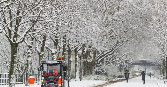 Обилни снеговалежи причиниха сериозни затруднения на много места в Германия.