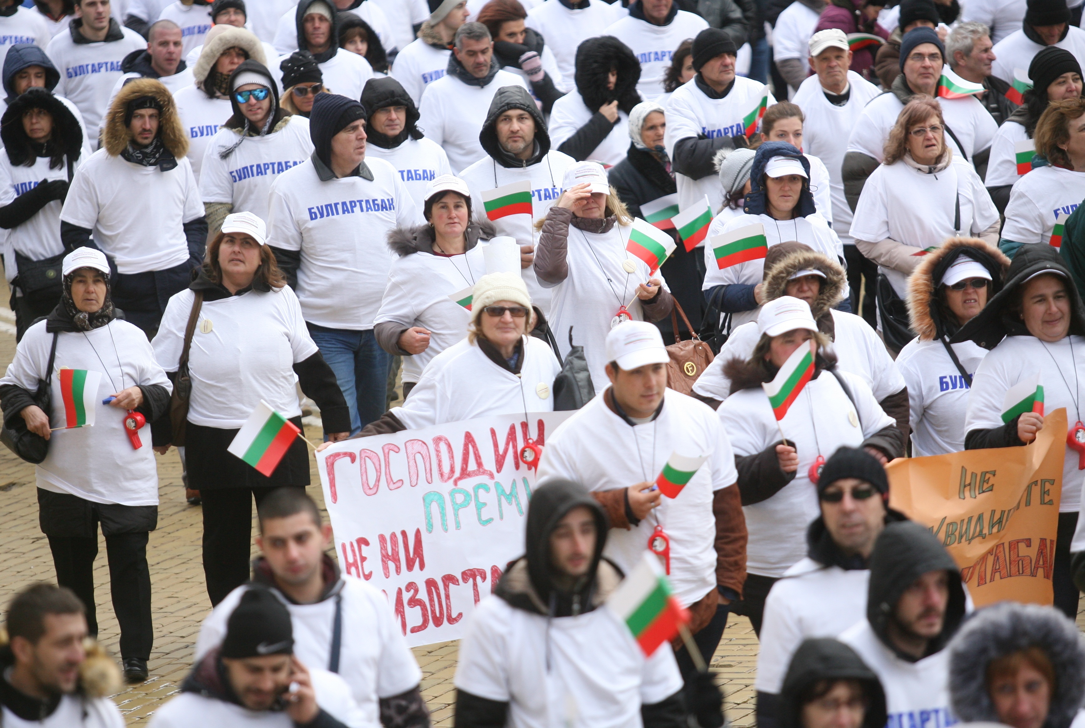 Хората носят плакати с надписи: „Булгартабак е отговорен производител!”, „Ние честно си плащаме данъците, а Вие”.