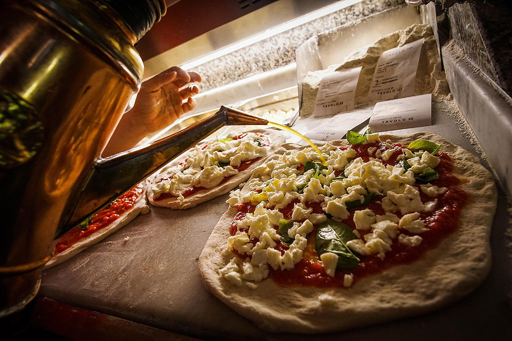 Традиционната неаполитанска пица се пече в тухлена пещ с дърва и се приготвя с много тънко тесто, което втасва 24 часа с натурални набухватели. Приготвя се в два варианта: Маргарита - с домати, моцарела и босилек, и Маринара - с домати, чесън и риган