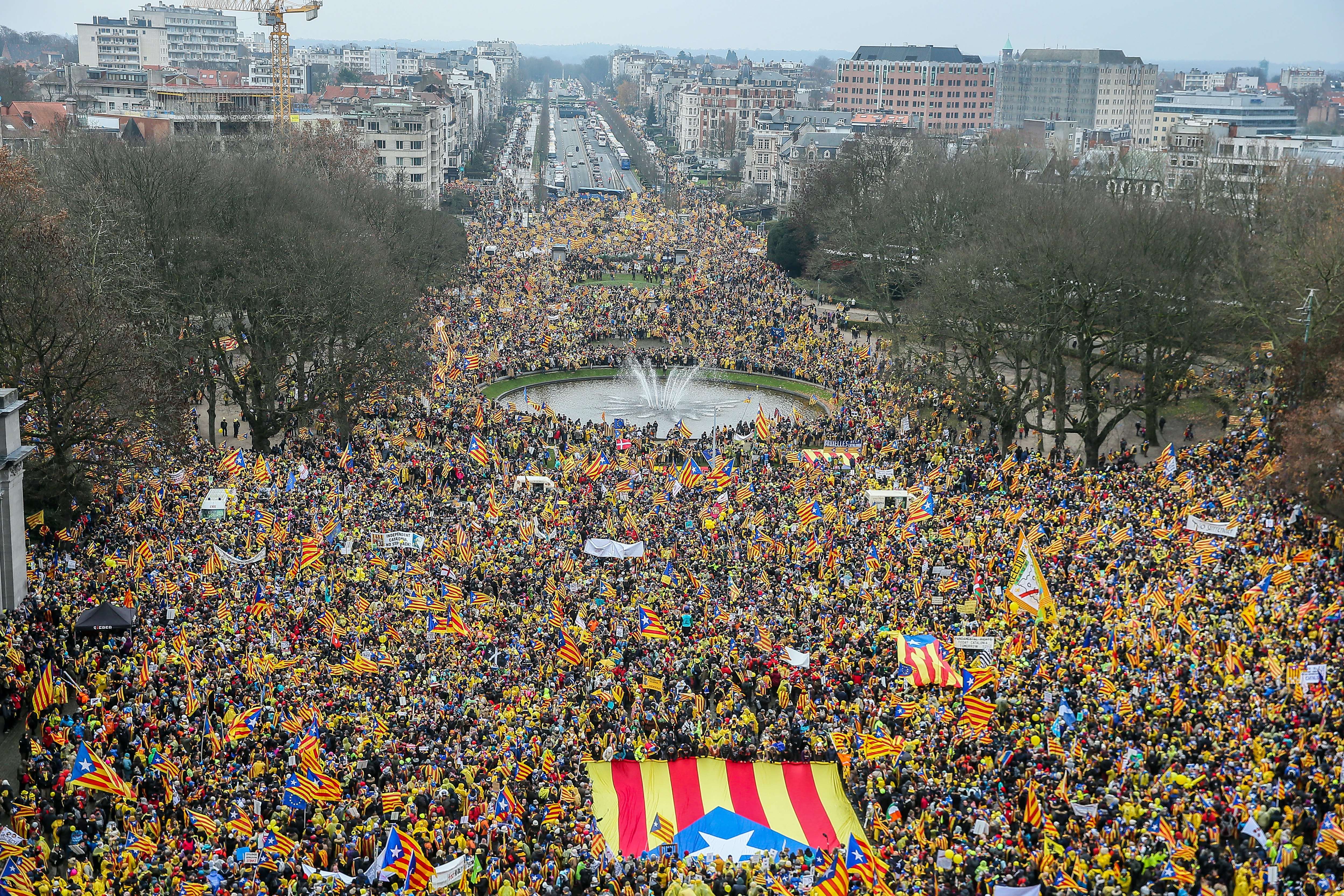 Митингът бе свикан по призива на две асоциации, защитаващи идеята за независимост на испанската автономна област.