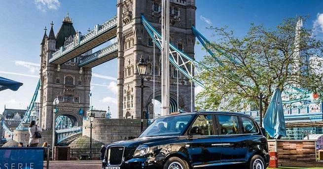 Класическите черни таксита на Лондон се завърнаха като електромобили произведени