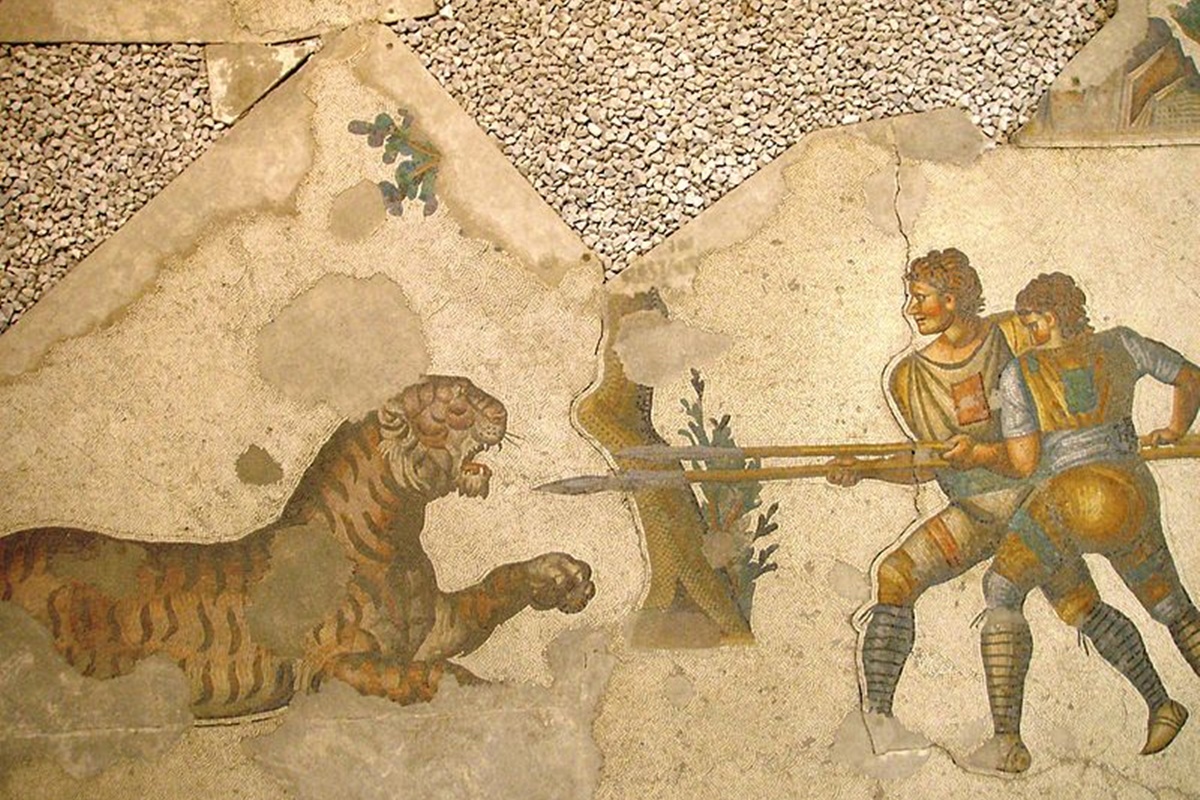 В някои битки на гладиатори в Древен Рим участниците били изнасилвани от животни като например бикове.