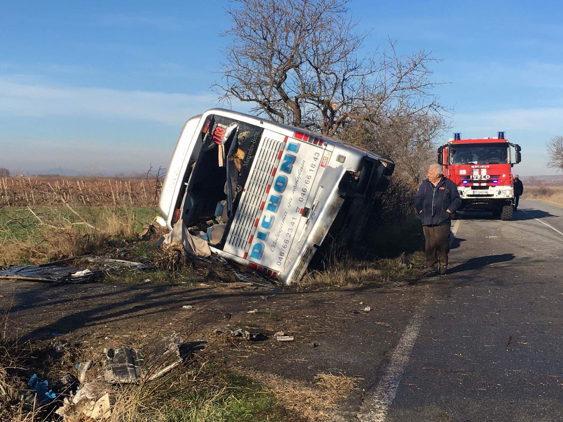 Двама души загинаха, след като автобус с работници се удари в дърво на пътя между селата Сокол и Еленово. Още петима са откарани в болница в Нова Загора.