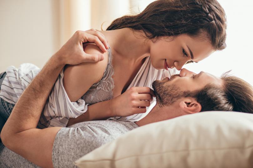 <p><strong>Редовният секс регулира хормоните в тялото ви</strong><br />
<br />
Редовният секс подобрява нивата на тестостерон при мъжете нивата на естроген при жените. Естрогенът подмладява и тялото, а тестостерон повишава либидото при мъжете, стяга мускулите и заздравява костната система.<br />
сексът подобрява имунитет ви</p>