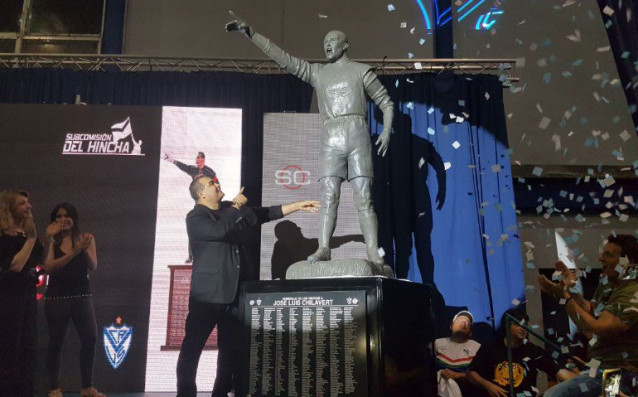 Нова футболна статуя бе открита в събота в Аржентина. На