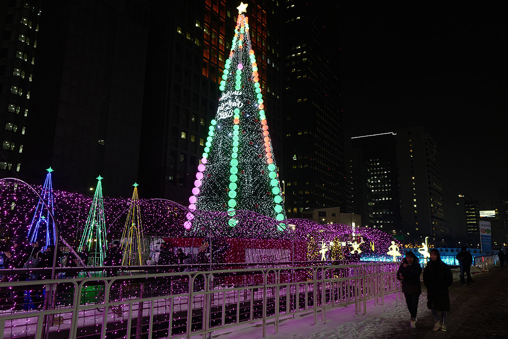 Коледни украшения  в градския канал Чеонгджешеон в Сеул, Южна Корея