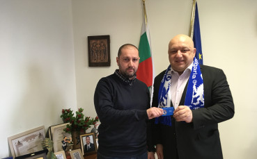 Министър Кралев получи членска карта на официалния фенклуб на Челси