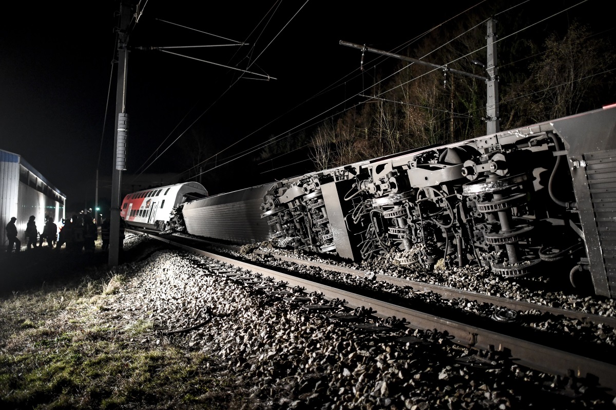 Два влака се удариха близо до гара Критцендорф в град Клостернойбург в петък. Най-малко 12 души са ранени, четирима са в критично състояние. Инцидентът станал, след като единият от влаковете пресекъл пътя на втория, който се движел с 100 км/ч.