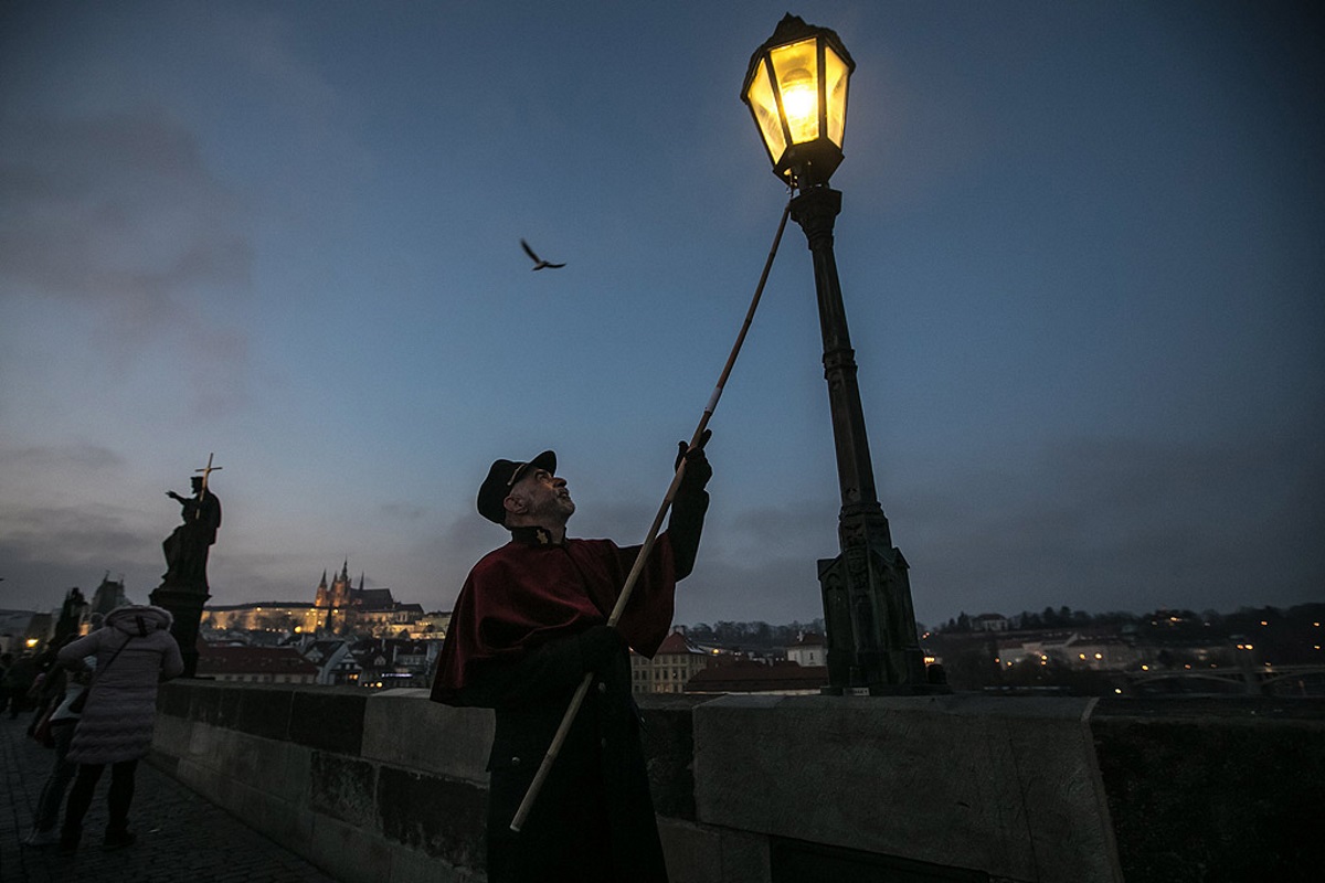 Запалване на историческите газови лампи на Карловия мост в Прага, Чехия. Първите газови лампи на Карловия мост са от 1848 г.
