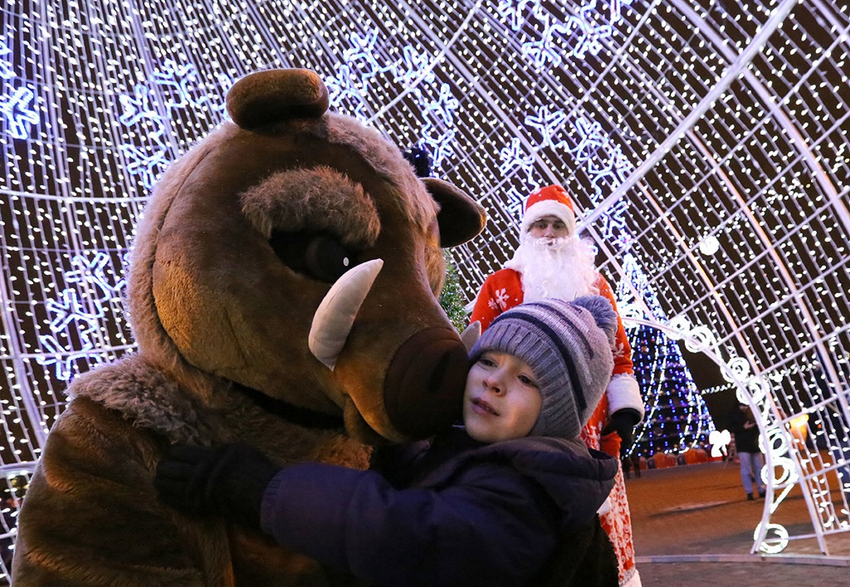 Топла прегръдка за празниците между дете и аниматор в Минск, Беларус.