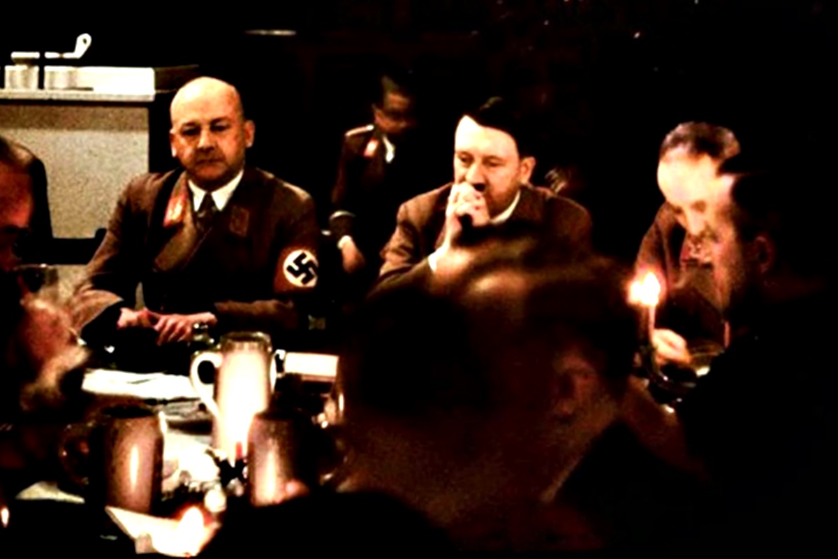 В разгара на Втората световна война на 18 декември 1941 г. Адолф Хитлер решава да организира коледно парти в Мюнхен. Един от личните фотографи на фюрера – Уго Ягер, прави поредица от цветни снимки на празненството, които заравя в буркан под земята в края на войната. Той ги изравя десет години по-късно, през 1955 г., и ги оставя в банков сейф заедно с 2000 други фотографии.