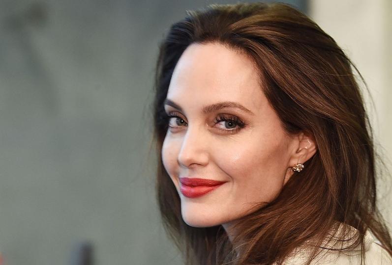 <p>устните на Анджелина Джоли</p>