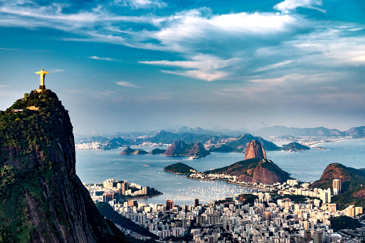Статуята на Христос, Рио де Жанейро, Бразилия<br />
Това е най-младото от Новите седем чудеса на света. Статуята е завършена през 1931 г. Тя представлява Христос с разперени ръце, който  гледа към Рио де Жанейро.<br />
Висока  е 38 м и е изградена от стоманобетон и е облицована с несмлян талк, устойчив на въздействието на климата. Намира се на високия 710 м хълм Корковаду в предградията на града.<br />
Допълнителната височина на хълма превръща този съвременен колос в емблематична забележителност на града и ѝ спечелва място сред Новите седем чудеса на света.