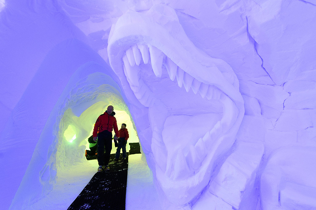 <br />
<br />
Скулптури от лед са изложени в изкуствена пещера с дължина повече от 30 метра в ски зоната на Векс, Швейцария