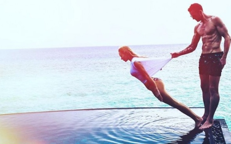 Вратарят на Шалке 04 намери странен начин да поддържа форма