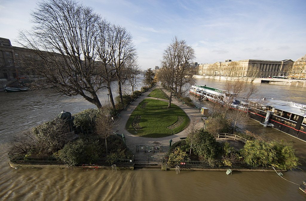 Полицията потвърди, че парк, простиращ се на 1 км по протежение на двата бряга на Сена, ще бъде затворен за посещение.