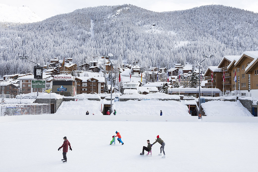 Силните снеговалежи блокираха близо 13 000 туристи в швейцарските Алпи. Един от най-известните ски курорти в страната – Цермат, е откъснат от света.