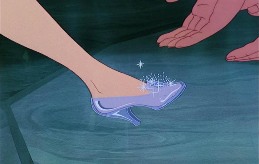 <p>Разбира се, че започваме с обувката, която накара всяко едно момиченце да мечтае за балове, грациозни рокли и един принц, който да знае кой номер обувки носиш.&nbsp;</p>

<p>Стъклените пантофки от анимационния филм &quot;Пепеляшка&quot; - 1950</p>