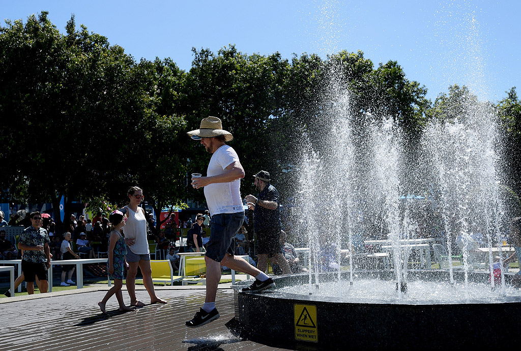 Изключително високите температури в Австралия принудиха хиляди хора да се наслаждават на разхлаждането в океана, градските фонтани и по бреговете на реки