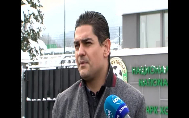 Адвокатът Радостин Василев говори пред медиите след като внесе документите