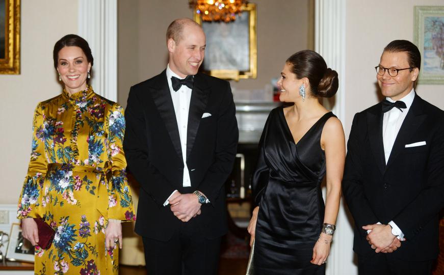 <p><strong>Принц Уилям&nbsp;</strong>и&nbsp;<strong>херцогиня Катрин&nbsp;</strong>присъстваха на прием в посолството на Великобритания в Стокхолм. Те бяха в компанията на шведските кралски особи&nbsp;<strong>принцеса Виктория&nbsp;</strong>и&nbsp;<strong>принц Даниел</strong>, както и актьорите&nbsp;<strong>Алисия Викандер&nbsp;</strong>и&nbsp;<strong>Стелан Скарсгард</strong>.</p>