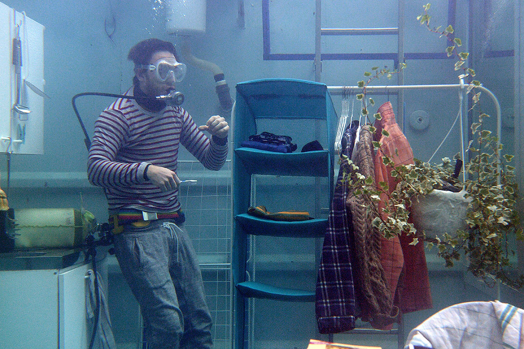 Арт инсталацията "Проект подводен живот" на двама студенти от Художествената академия в Дюселдорф. Изложбата е част от представянето на студентите от Академията за изящни изкуства