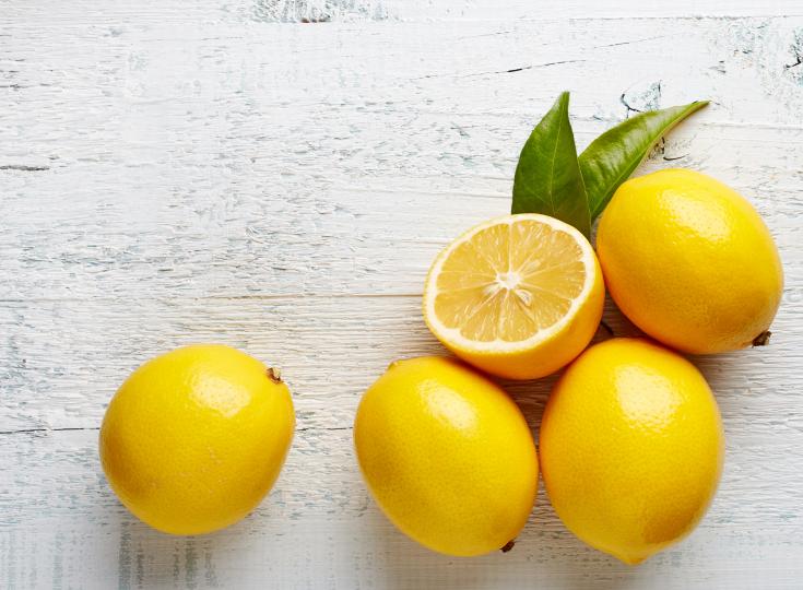 <p>Картофите съдържат различни витамини и минерали, които са наистина ефективни при лечение на хиперпигментирана кожа, тъмни петна и белези от акне. Лимонът съдържа лимонена киселина, която се счита за избелващо средство.&nbsp;</p>

<p>Можете да си направите у дома избелваща маска само с две съставки:&nbsp;</p>

<p>Вземете един картоф, измийте го добре, нарежете го на малки парченца и го сложете в блендер.&nbsp;</p>

<p>Поставете пюрето от картофи в сито и изцедете сока от картофите.&nbsp;</p>

<p>Трябва ви сок от един лимон.&nbsp;</p>

<p>Смесете 4 с.л. портокалов сок с 2 с.л. лимонов сок.&nbsp;</p>

<p>Нанесете сместа на засегнатите зони и оставете да изсъхне за няколко минути, след това нанесете втори слой, след него и трети.&nbsp;</p>

<p>Оставете маската за една нощ и изплакнете лицето си с топла вода на следващата сутрин.&nbsp;</p>

<p>Повтаряйте лечението в продължение на една седмица всеки ден.&nbsp;</p>

<p>Ако имате суха и/или много чувствителна кожа добавете към сместа 1 с.л. мед или 1 с.л. розова вода.</p>

<p>Ако имате мазна/комбинирана кожа, може да добавите 2 с.л. оризово брашно.&nbsp;</p>

<p>Този микс може да бъде съхраняван във фризера в продължение на 3-4 дни.&nbsp;</p>