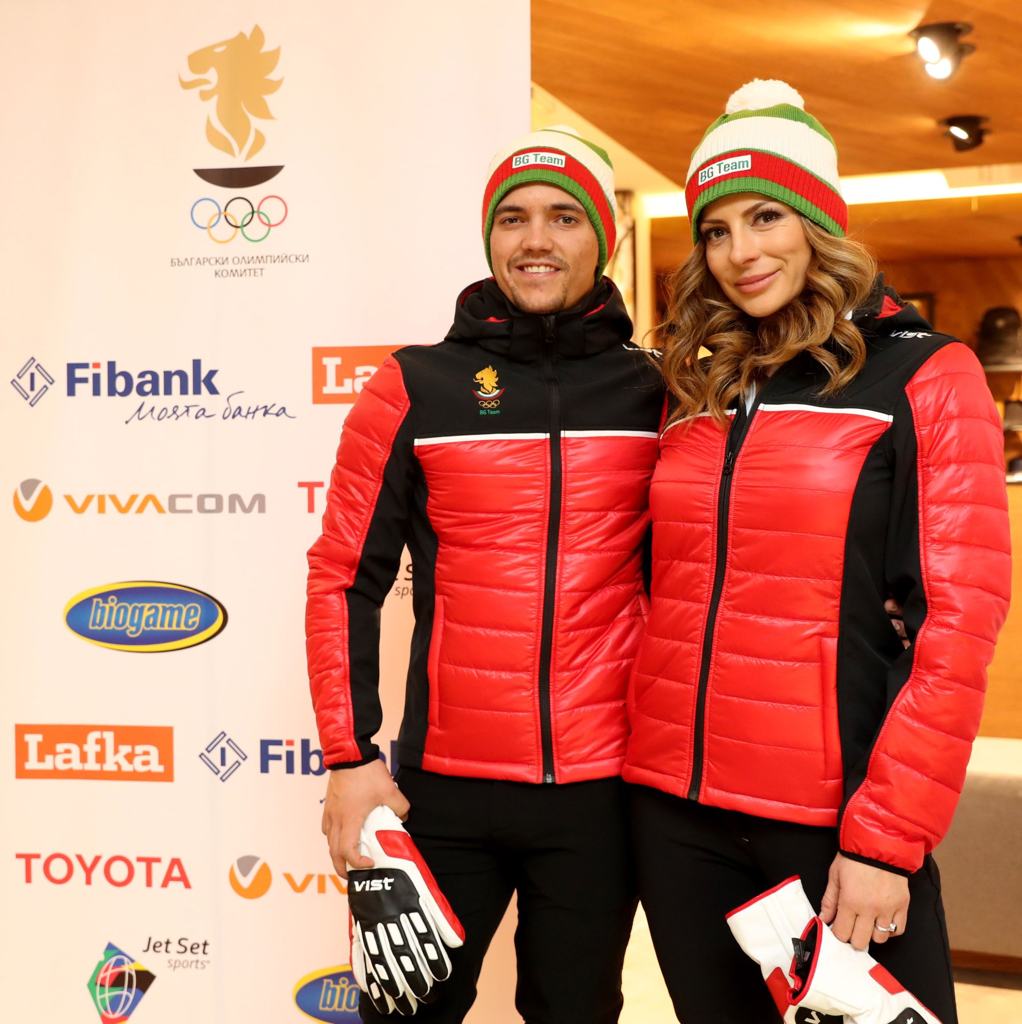 В ролята на манекени, за да презентират екипите, влязоха сноубордистката Александра Жекова и скиорът алпиец Алберт Попов. Спортната екипировка е на италианска фирма и включва яке, грейка, зимни черни панталони, блуза, две спортни горнища, кожени ръкавици, леко пухено зимно яке в червено-черно, шапка в цветовете на националния трикольор и др.