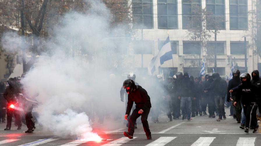 Стотици хиляди на протест в Атина, стигна се до ексцесии