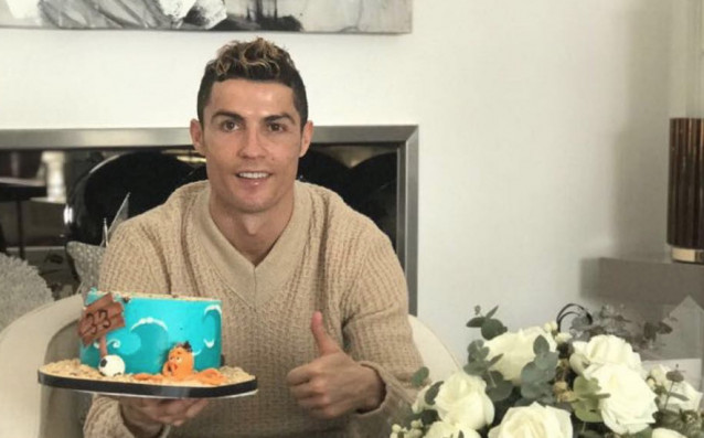 Звездата на Реал Мадрид Кристиано Роналдо получи торта и бели