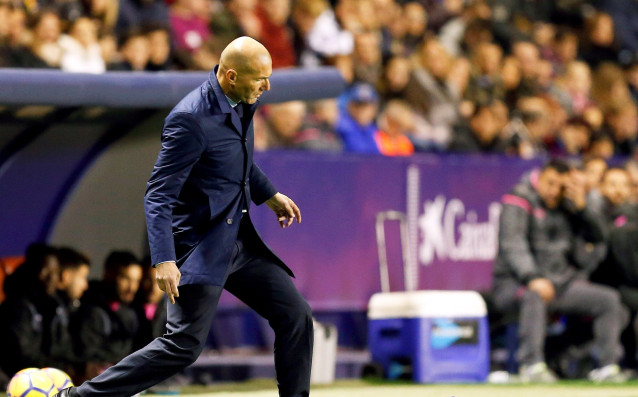 Пари Сен Жермен обмисля вариант да привлече Зинедин Зидан за