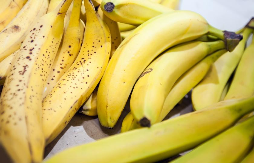 <p><strong>Храносмилането се подобрява</strong></p>

<p>Бананите се усвояват лесно и не дразнят стомашно-чревния тракт. Устойчивата скорбяла, която се съдържа в бананите, не се храносмила и преминава в дебелото черво, където служи като ефективна хранителна среда за полезните бактерии.</p>

<p>Банани могат да се ядат и при гастрит и киселини в стомаха, освен това помагат за възстановяване на изгубените минерали при диария.</p>