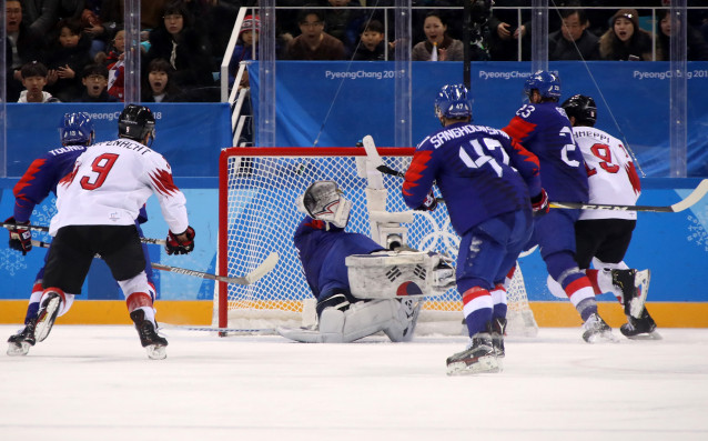 Пиус Зутер отбеляза хеттрик а бившият страж в НХЛ Йонас