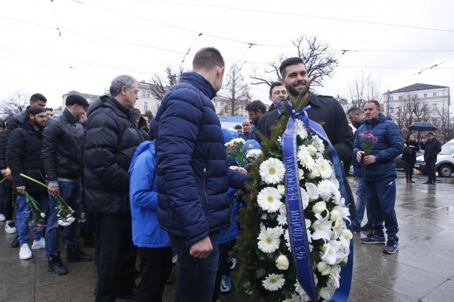 Футболистите на Левски поднасят цветя на паметника на Апостола1