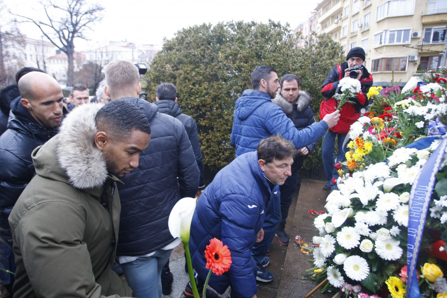 Футболистите на Левски поднасят цветя на паметника на Апостола1