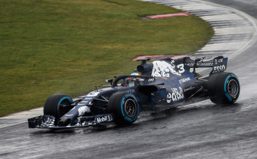 Рикиардо почупи новия Ред Бул в деня за снимки