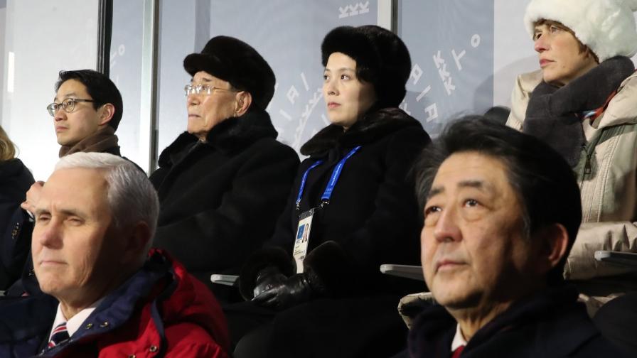 По време на церемонията на откриването, Майк Пенс седеше точно до Ким Йо-чен