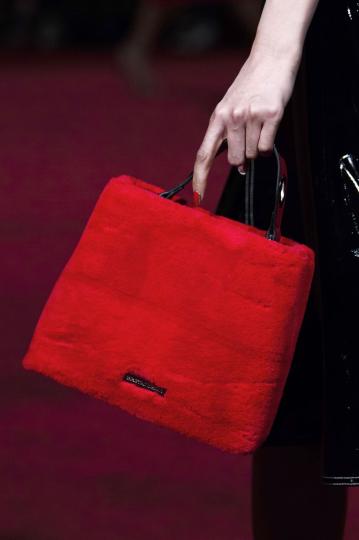 Седмица на модата в Лондон: Чантите, които трябва да притежаваме през 2018-та - снимка 37