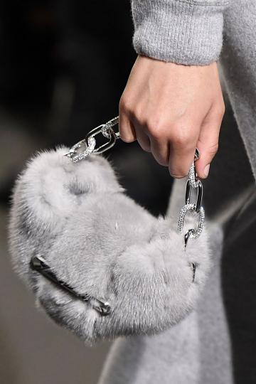 Седмица на модата в Лондон: Чантите, които трябва да притежаваме през 2018-та - снимка 33