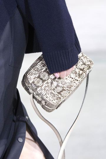 Седмица на модата в Лондон: Чантите, които трябва да притежаваме през 2018-та - снимка 28