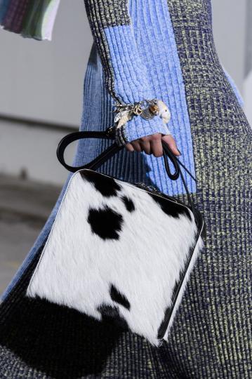 Седмица на модата в Лондон: Чантите, които трябва да притежаваме през 2018-та - снимка 24