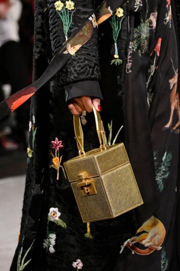 Седмица на модата в Лондон: Чантите, които трябва да притежаваме през 2018-та - снимка 18