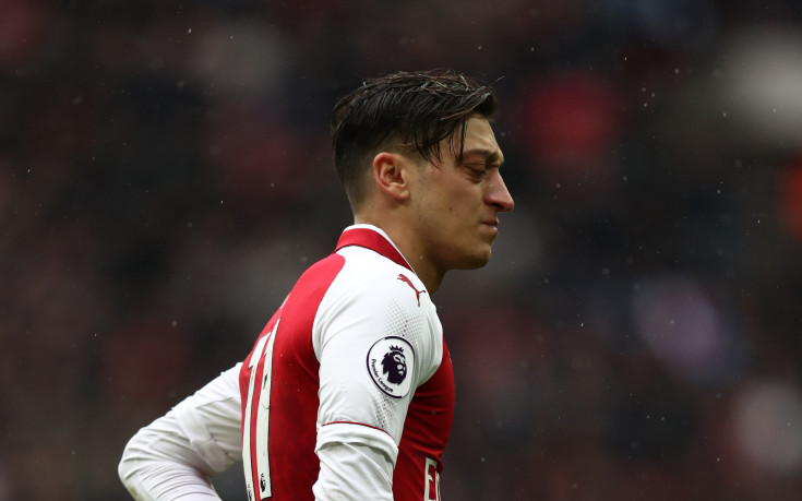 Феновете на Арсенал не знаят кой лъже - Венгер или Йозил