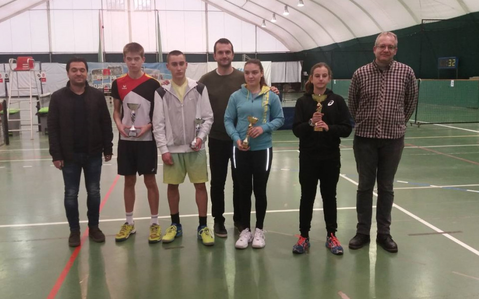 Несторов и Великова спечелиха турнирите по тенис до 16 г. в Албена