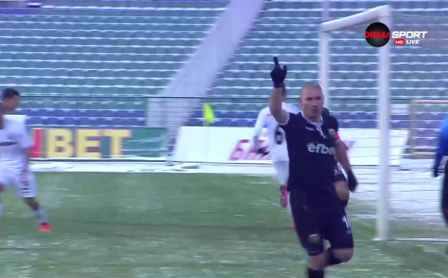 Локомотив Пловдив води на почивката с 1 0 на Славия