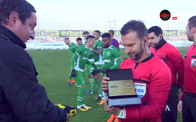 Реферът на мача между Ботев и Лудогорец в Коматево Ивайло