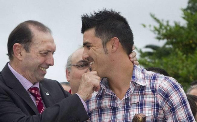 Давид Вия се сбогува с великия испански футболист Кини, който
