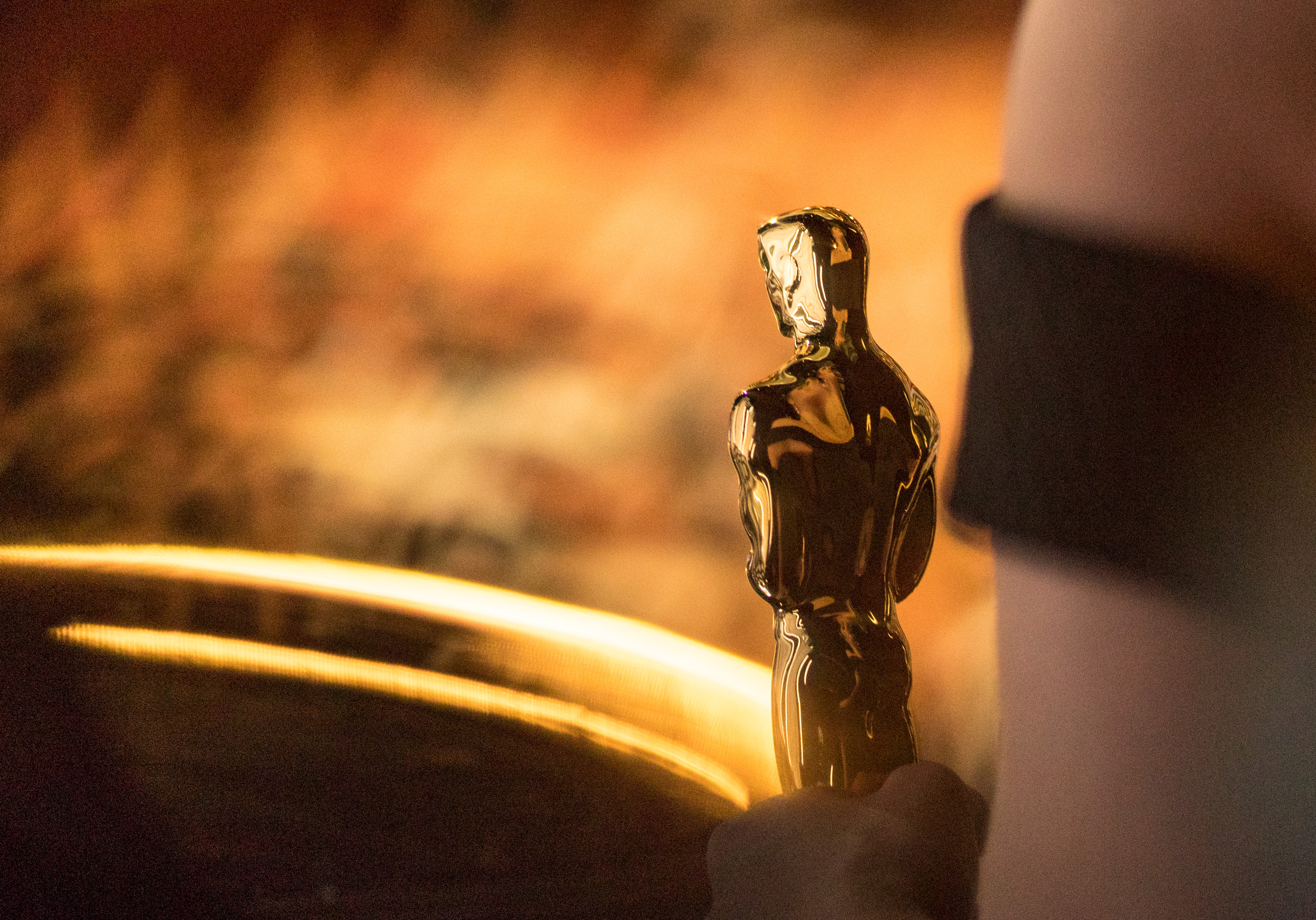 2016 година<br />
Всички 20 номинирани за награда Оскар в актьорските категории са бели. Това предизвиква критики и определя церемонията като „Белите Оскари“. В отговор Академията обявява план да увеличи броя на жените и представителите на малцинствата сред членовете си.